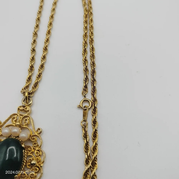 Filigree Pendant With Pearls and Green Gemstone Cabochon Gold Tone rope chain - Picture 3 of 8